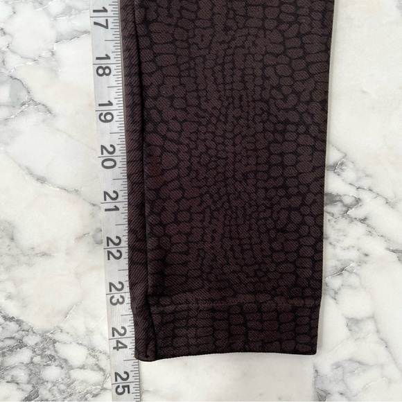 SPANX Look At Me Now Seamless Leggings in Brown
Crocodile Animal Print Medium - Picture 11 of 12